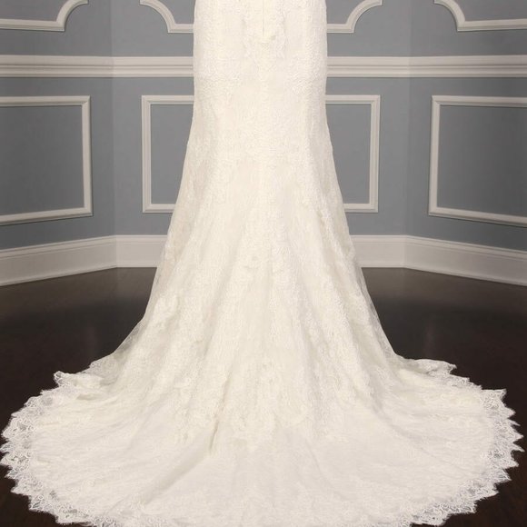Stunning, ethereal PRONOVIAS OSERA Chantilly lace wedding dress - size 8 US - Picture 9 of 9